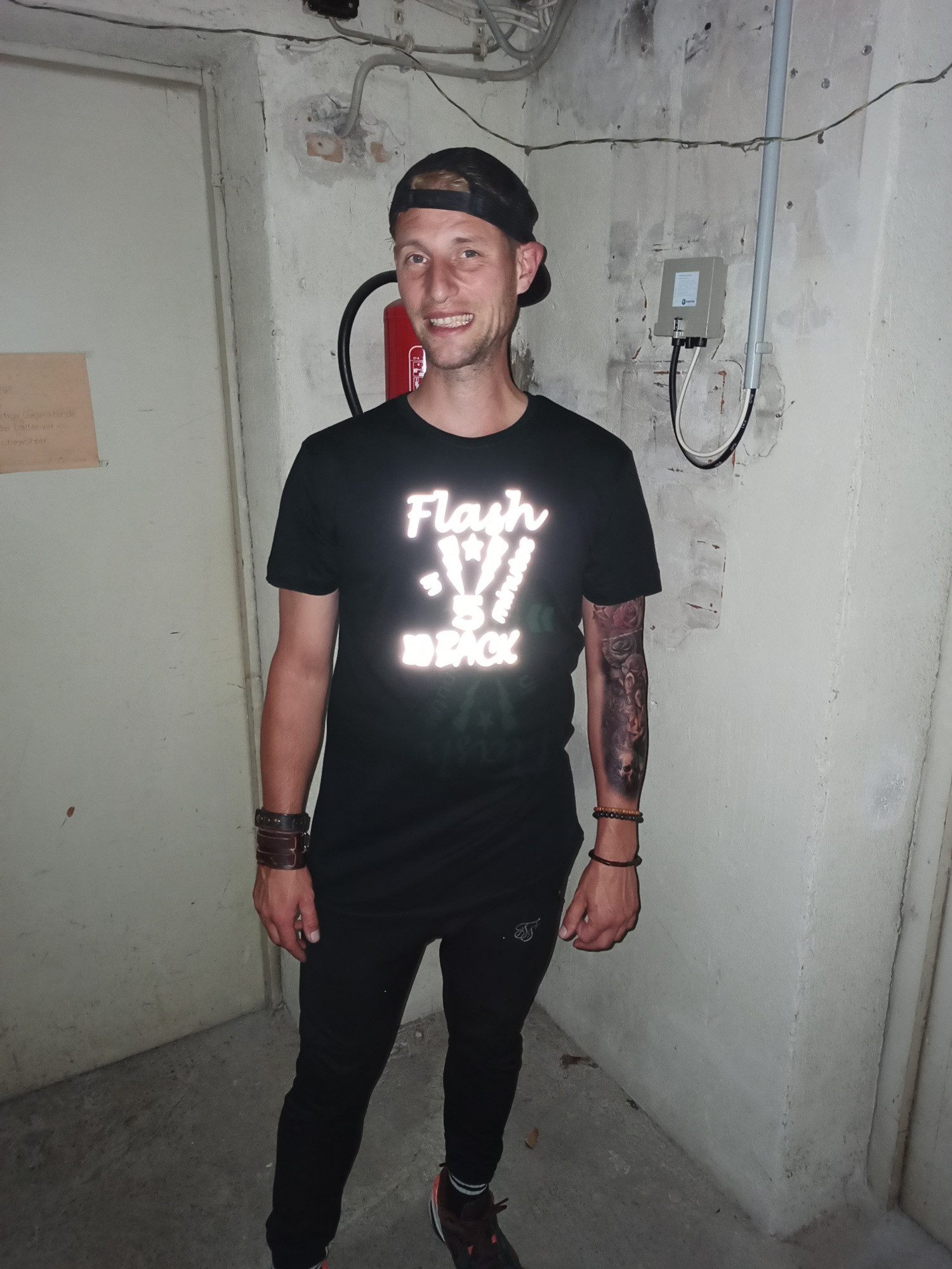 Long Shirt  von  RAVE X  " FLASH BACK"  Techno Shirt  in Schwarz mit Reflex im Techno Shirt Style