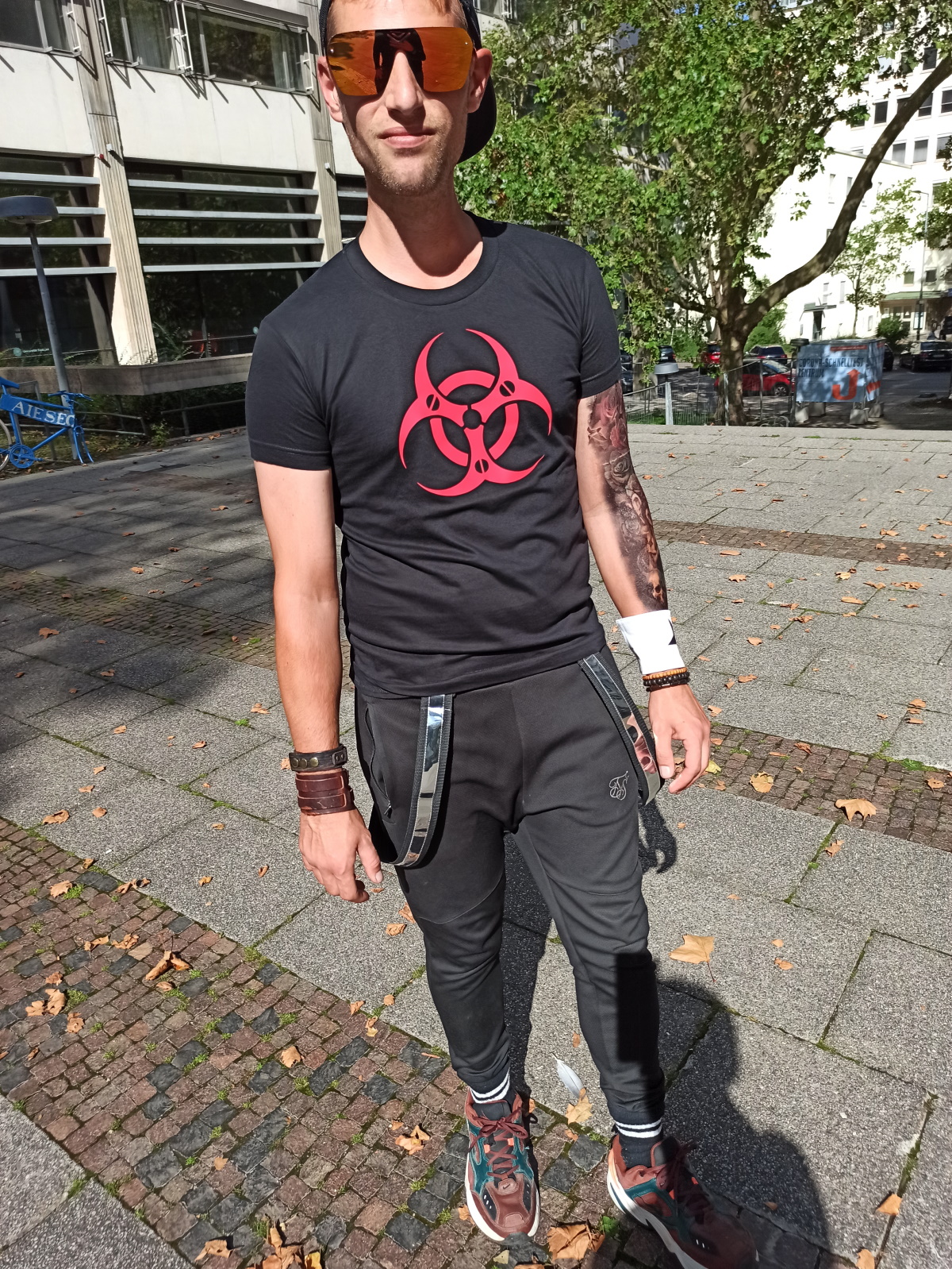 T-Shirt von SONICX Model "  BIOHAZARD CYBER"  in Schwarz mit Rot im Techno Shirt Style