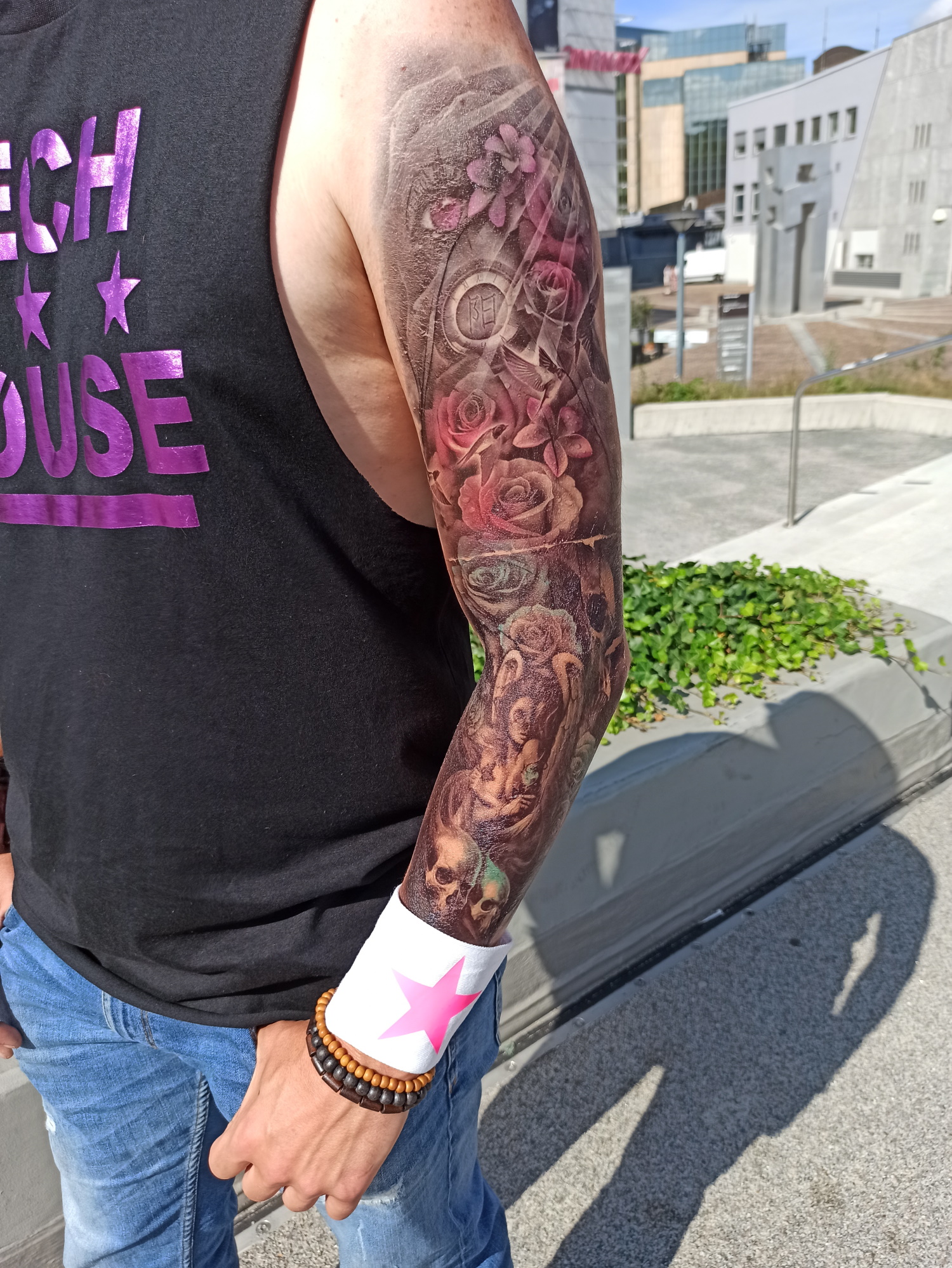 Einmal Tattoo von HYPER X Model " PINK EYE "  im Techno Shirt Style