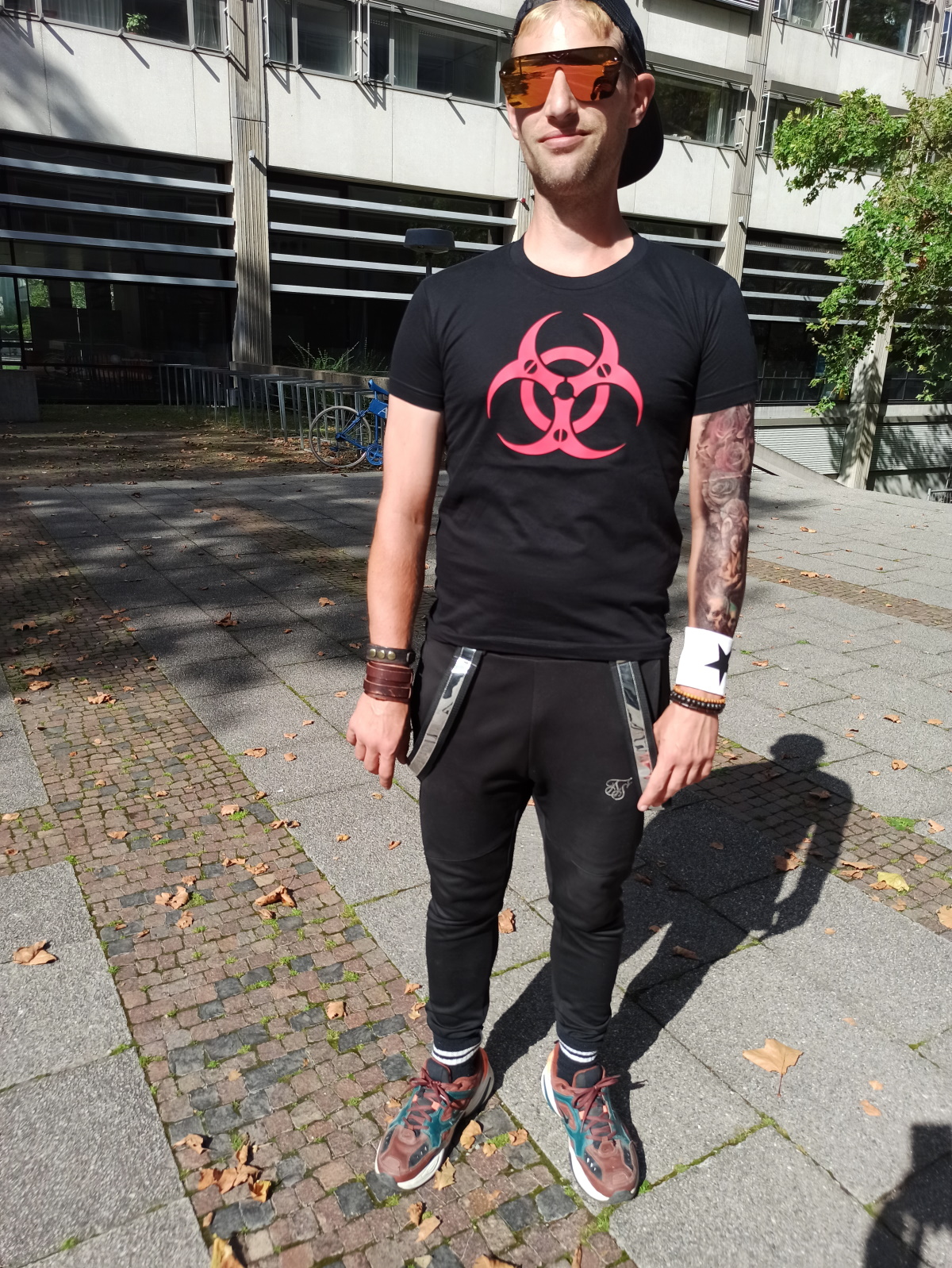 T-Shirt von SONICX Model "  BIOHAZARD CYBER"  in Schwarz mit Rot im Techno Shirt Style